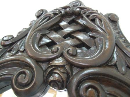 Proceso de talla a mano de la consola